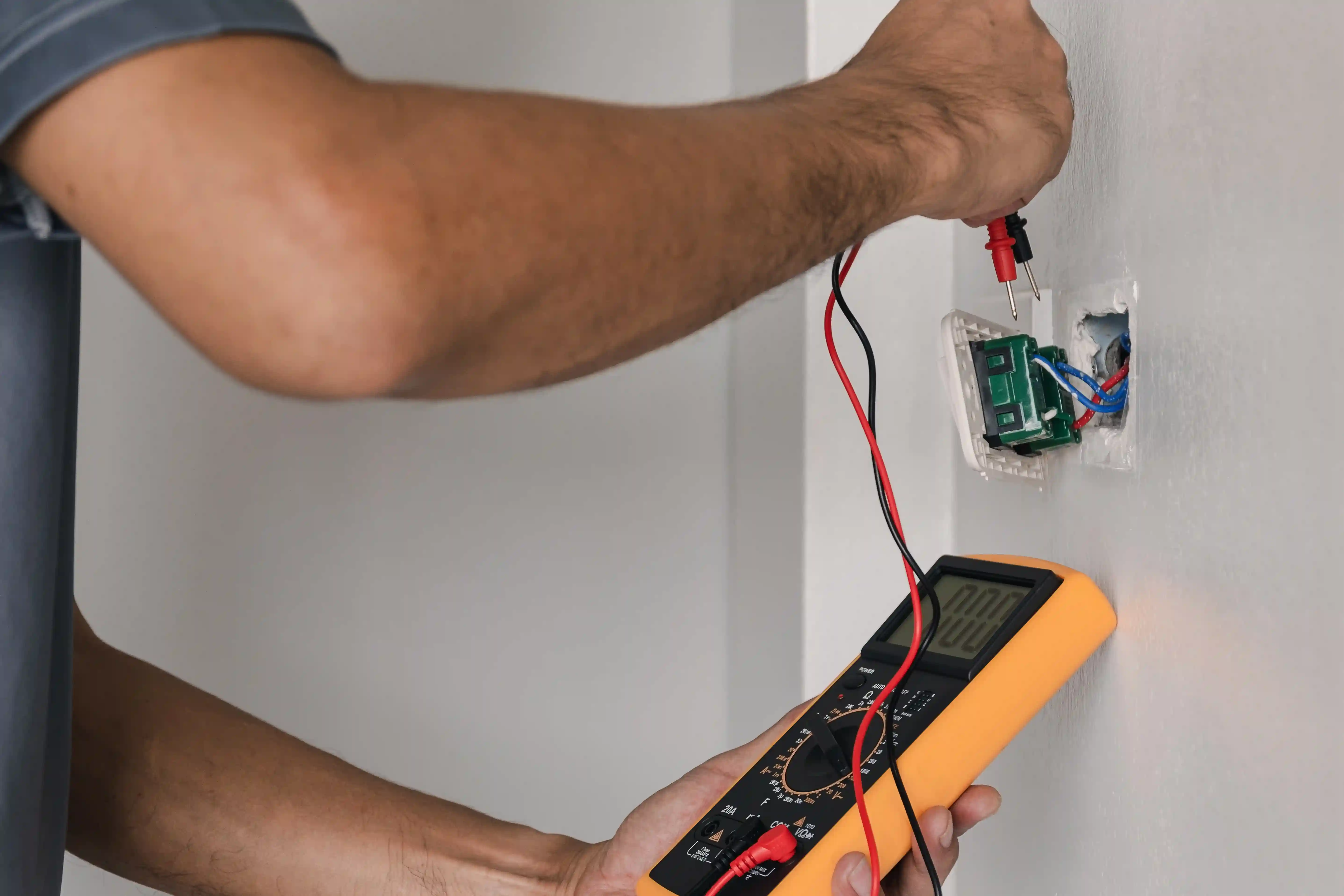 Elektriker misst Spannung